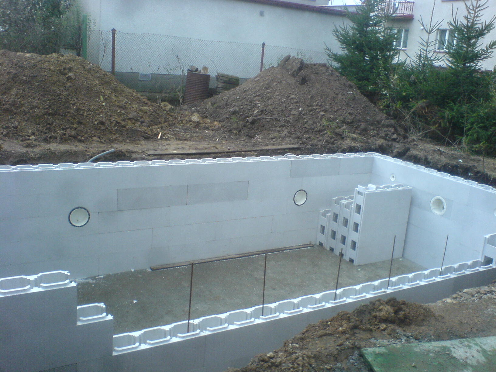 Stavba baz&eacute;nu